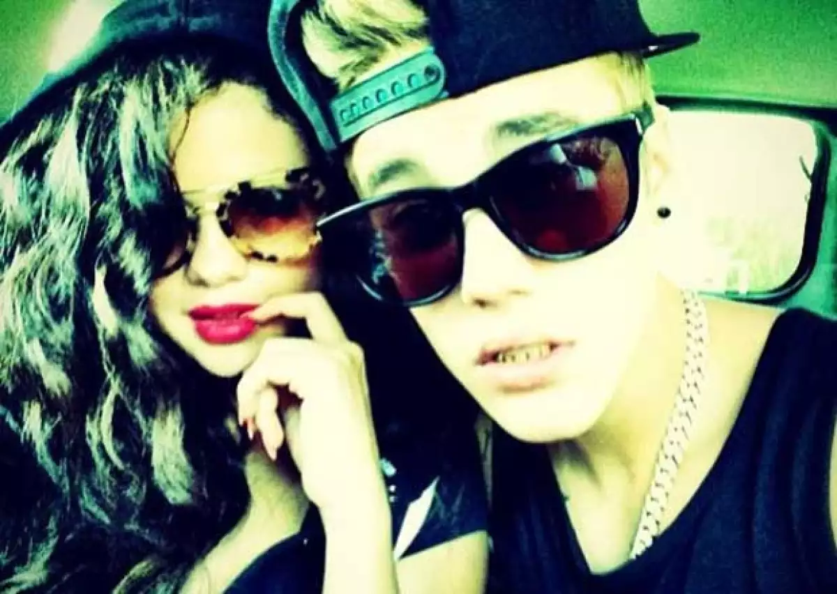En esta foto con Selena Gomez, Justin presumió sus parrillas dentales valuadas en 100 mil dólares.