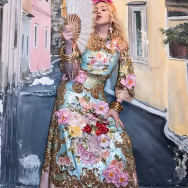 Madonna festejando en Dolce & Gabanna