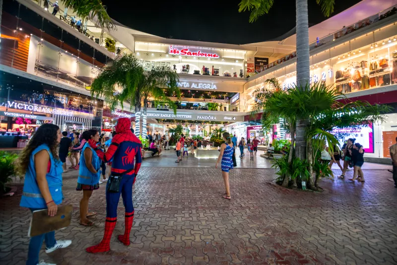 Menos tiendas de ropa y más gimnasios: así han cambiado los centro comerciales en México
