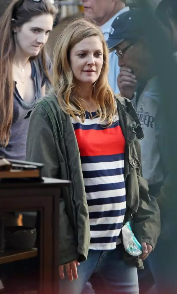La pancita de Drew ya es evidente aunque use ropa holgada.