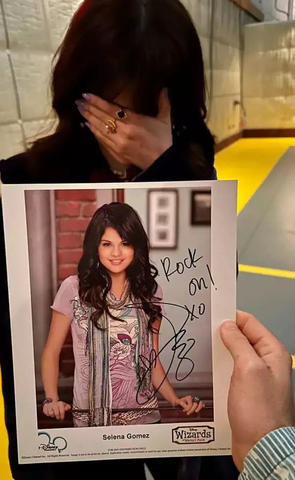 Siempre fue su fan! Benny Blanco presume foto autografiada de Selena Gomez