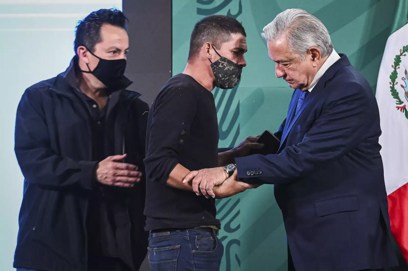 Una persona se coló al salón Tesorería de Palacio Nacional y se acercó al presidente de México, Andrés Manuel López Obrador, durante la conferencia mañanera.