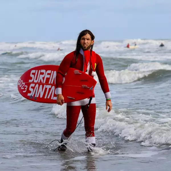Surfing Santas se celebra cada año en Cocoa  Beach.