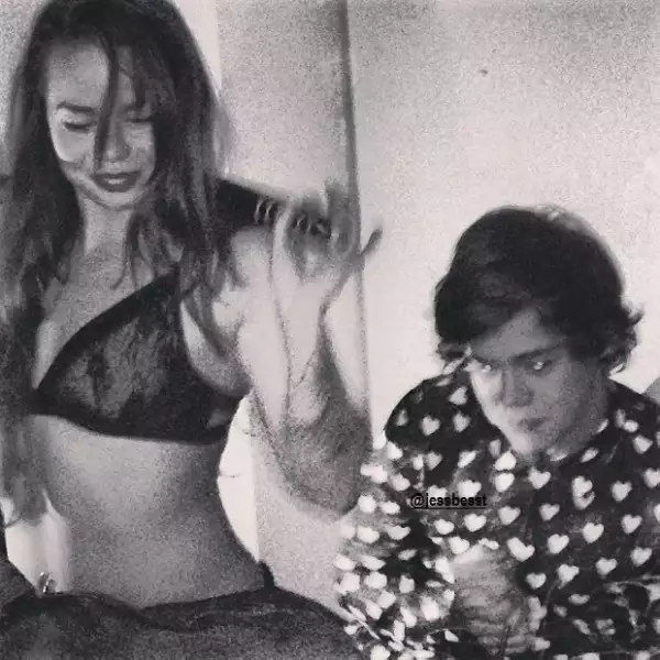 Harry se veía un poco incómodo mientras la chica le bailaba muy sensualmente.