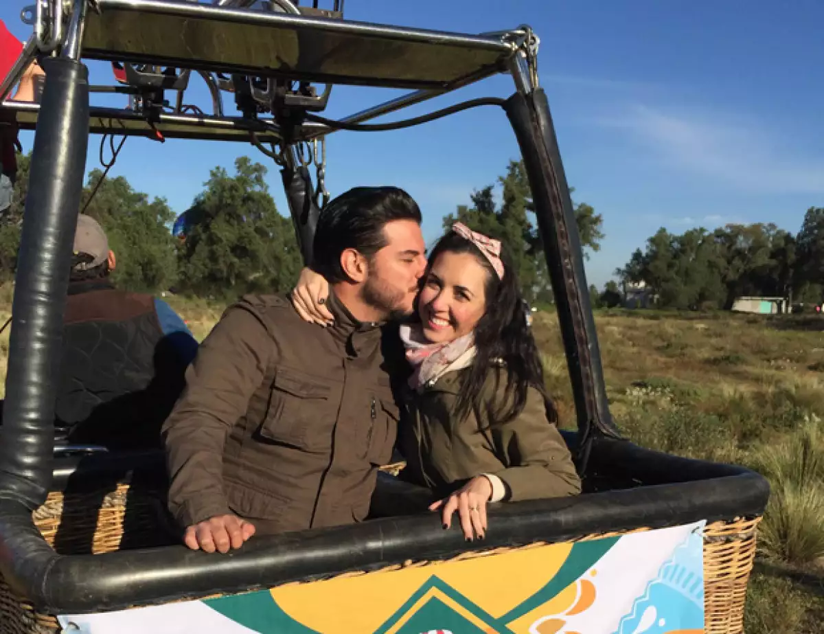 La actriz sorprendió a su esposo Héctor Salazar con un romántico viaje en globo, celebrando de manera muy especial su relación y seis meses de casados.