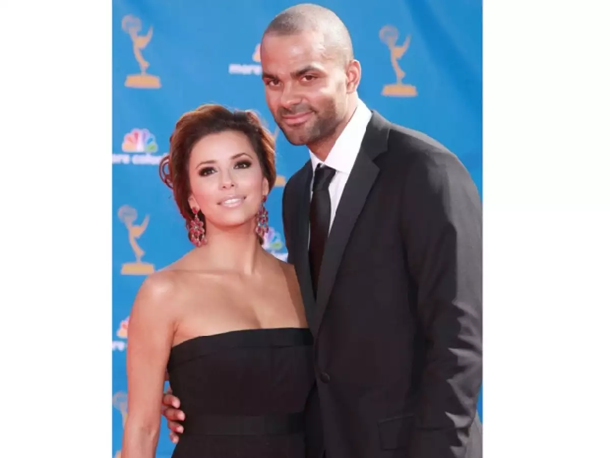 Una modelo británica de 19 años de edad declaró que el ex esposo de Eva Longoria la acosaba con mensajes sexuales entres los que le envió una foto de él semidesnudo.