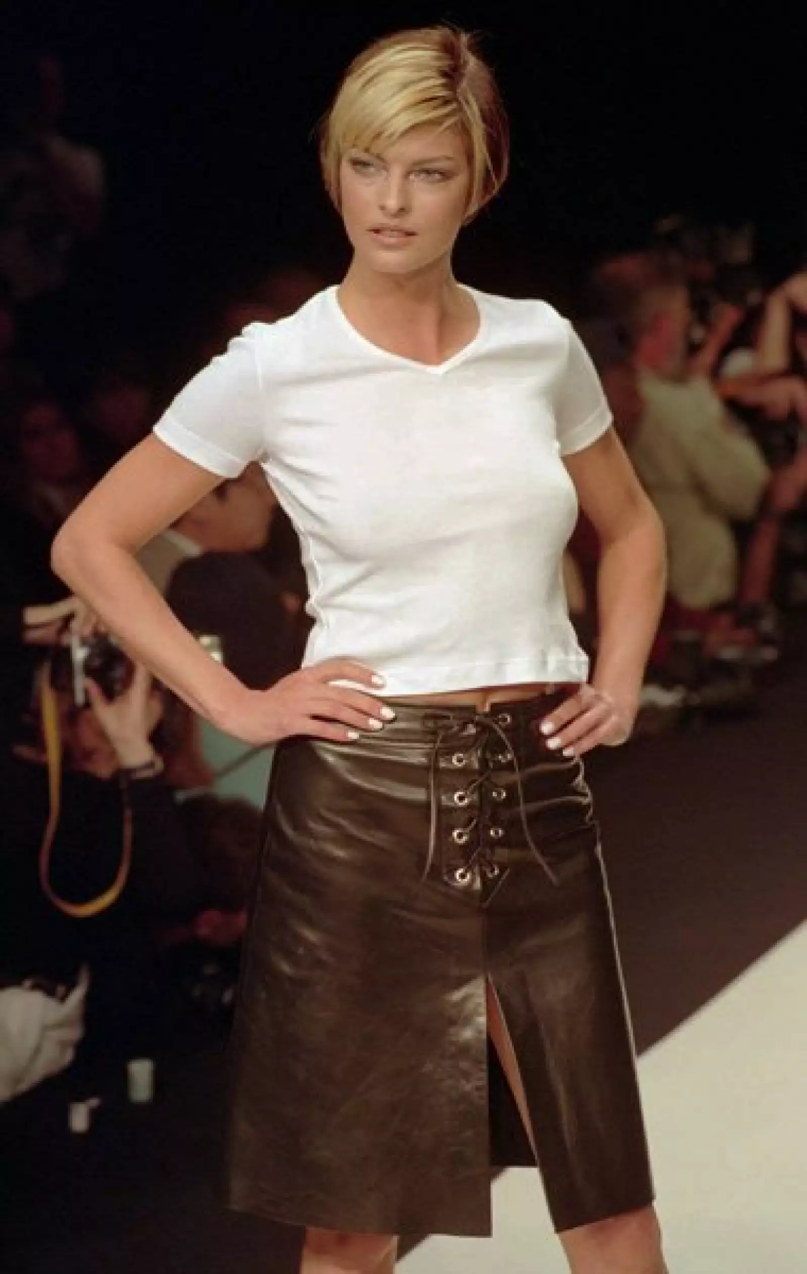 En dos tonos de rubio con un corte tipo bob.