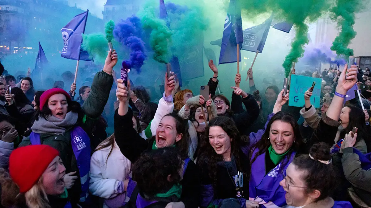 Francia es el primer país en convertir el aborto en derecho constitucional.