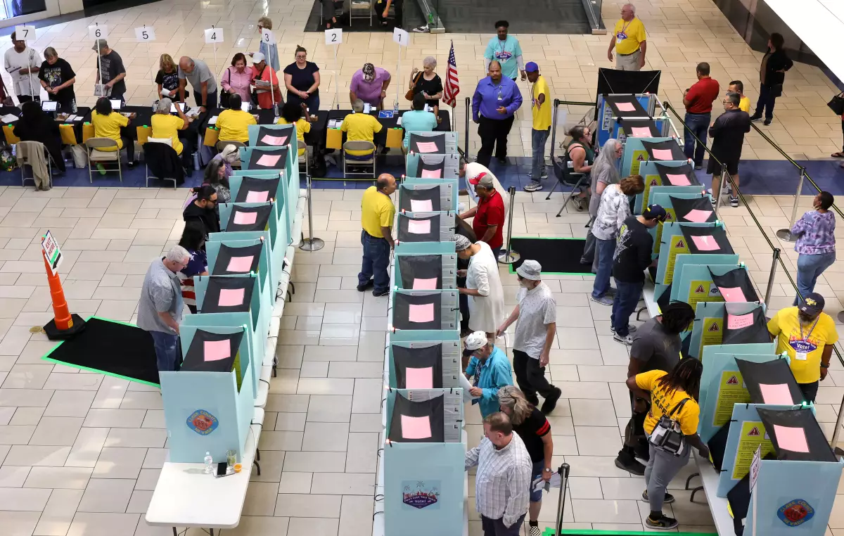 Se muestran varias casillas de votación temprana en Las Vegas, Estados Unidos. Ya hay varias personas formadas y realizando su voto.