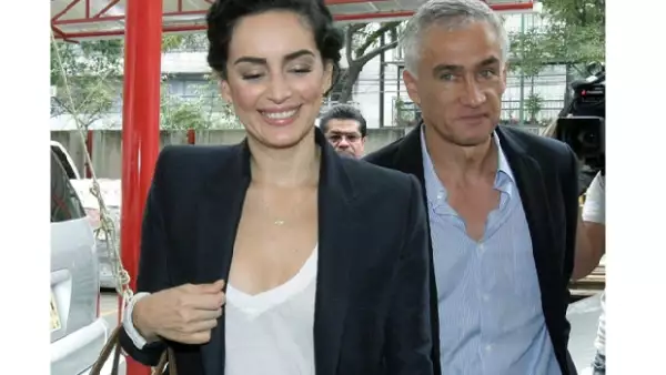 La actriz y el periodista estuvieron en el centro de acopio de la Ciudad de México, para apoyar a los damnificados de las inundaciones.