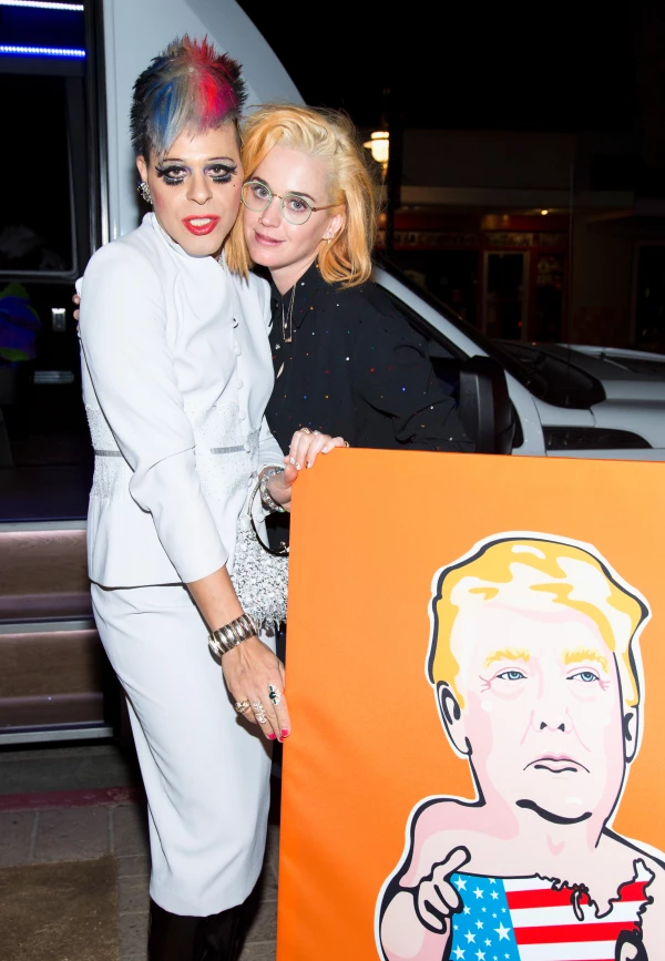 Katy perry con pelo güero