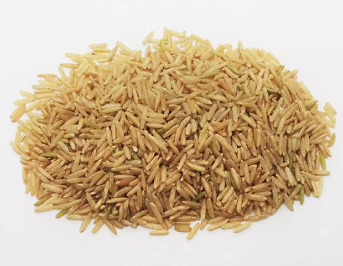 El pollo te dará las proteínas necesarias y el arroz integral los carbohidratos compuestos.