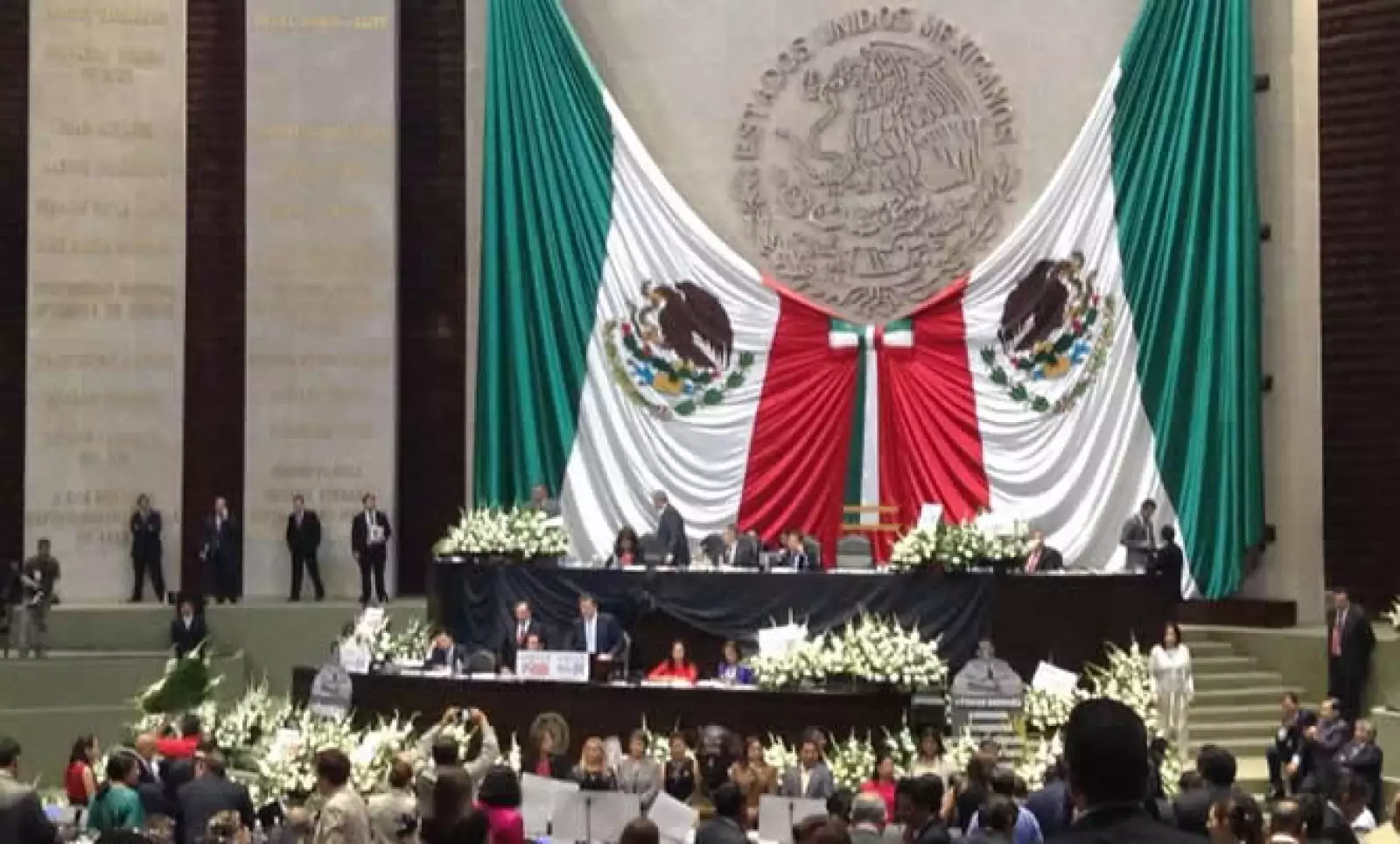 Los legisladores del PRD llenaron de flores blancas la tribuna del Salón de Plenos de la Cámara de Diputados durante la discusión de los dictámenes enviados por el Senado.