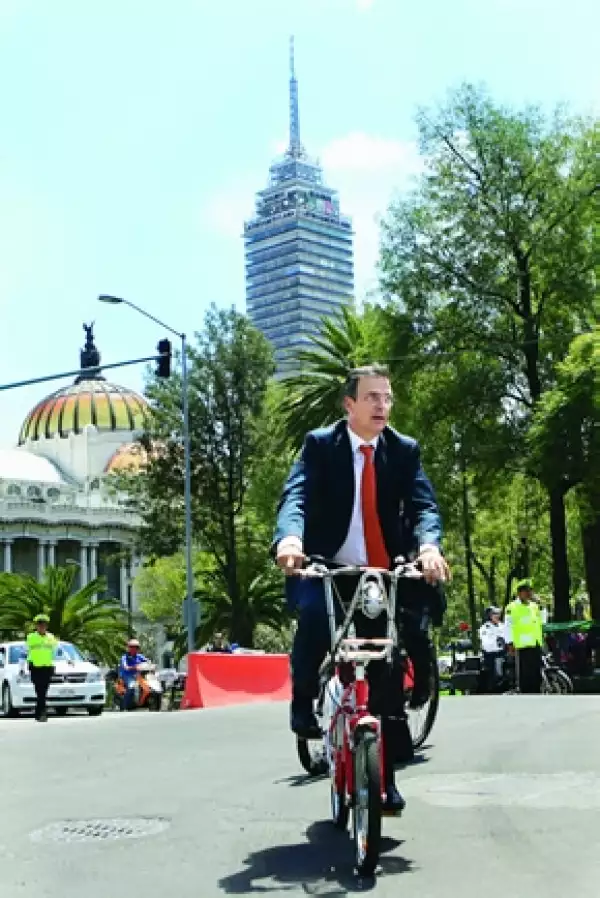 Ebrard paseando en bici por la Ciudad de México.