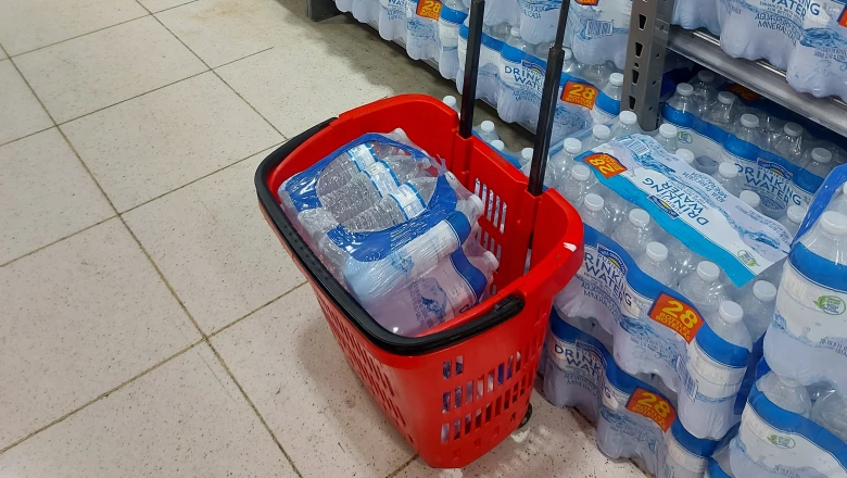 Algunos supermercados limitan la venta de agua embotellada ante las compras de pánico derivadas de la escasez del líquido en el Área Metropolitana de Monterrey.