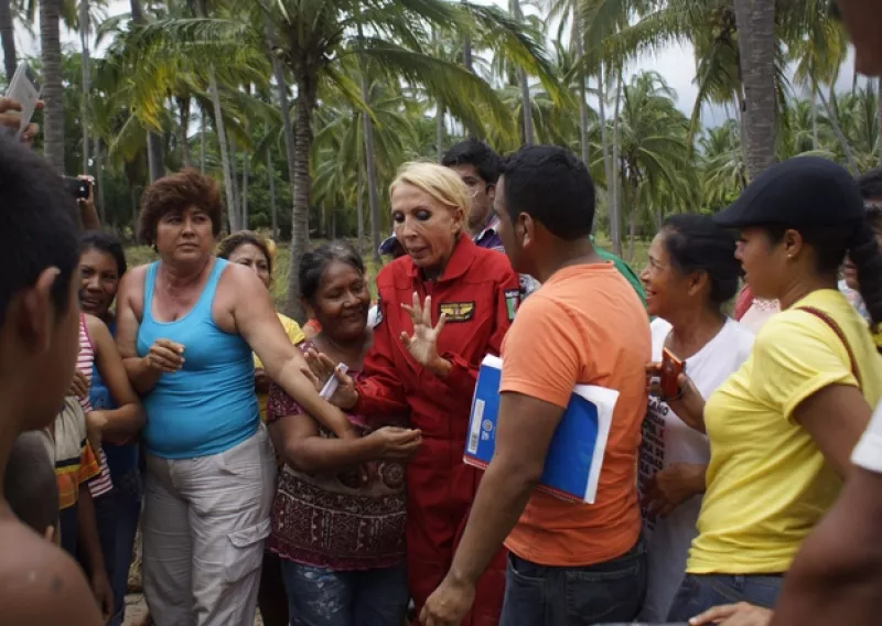 La empresaria dijo estar indignada por el trato de información que hizo la conductora en su visita a comunidades damnificadas de Guerrero. "Si a mí me mandaran no lucraría con el sufrimiento", dijo.