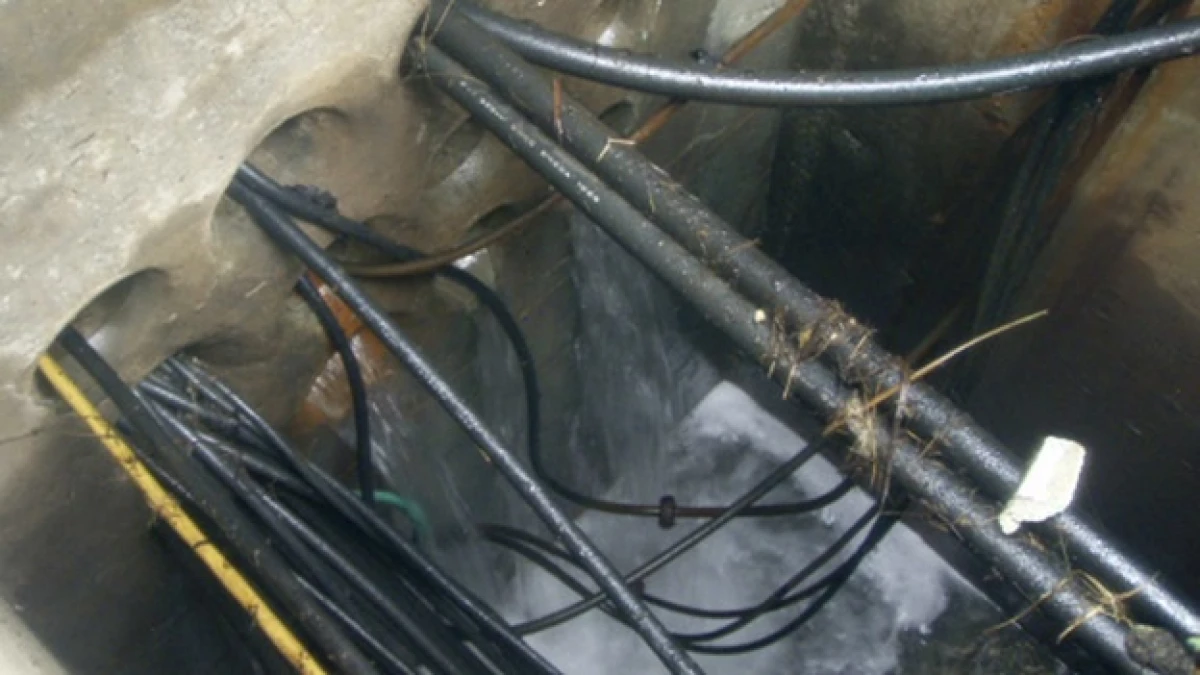 Agua cayendo a un pozo del reactor 3