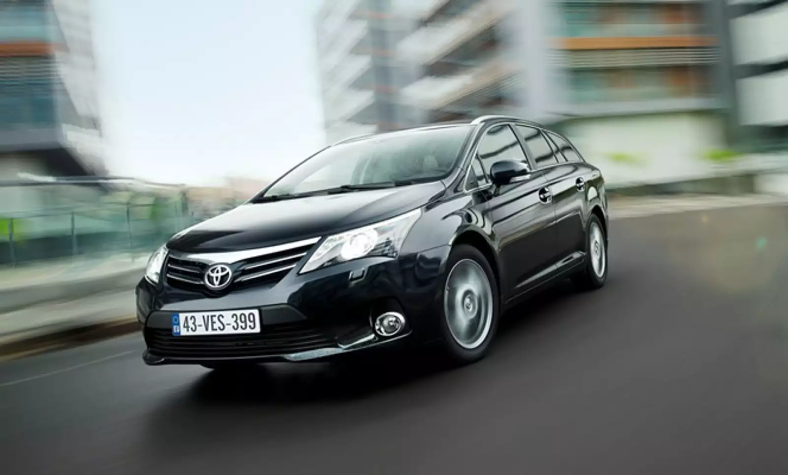 Tiene características como calefacción individual, tecnología GPS en pantalla, y sistema de audio integrado de alta fidelidad, entre otros.