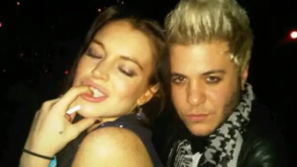 Lindsay Lohan subió y escribió sobre esta imagen: Yo y ella bailando bajo la lluvia.