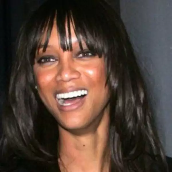 La modelo y conductora Tyra Banks muy sonriente.