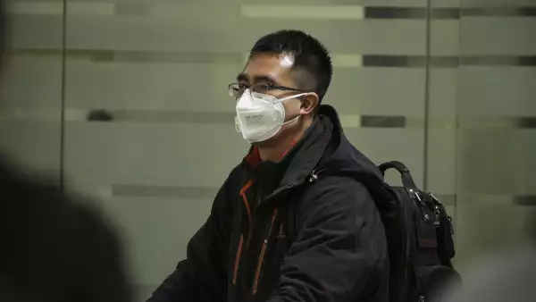 Usuarios del aeropuerto usan cubrebocas