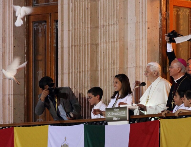 Al término del discurso del Santo Padre, tres palomas fueron liberadas por niños y volaron, como símbolo de la búsqueda de la paz en México.
