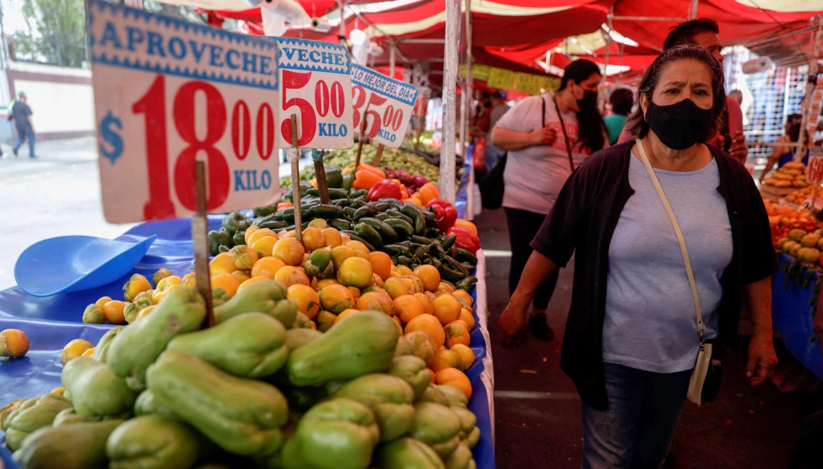 (Personas recorren un tianguis en la CDMX)