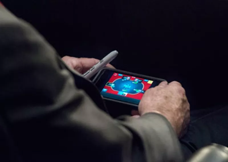 En una audiencia de tres horas acerca de la inminente invasión al país árabe, el senador republicano fue sorprendido por un fotógrafo del "Washington Post" en el momento en que jugaba Poker.