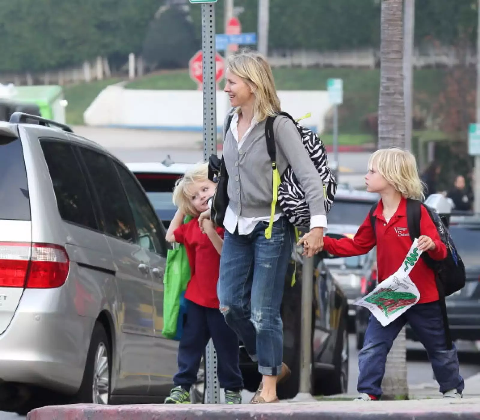 Naomi Watts es una mamá muy comprometida, aquí con sus hijos Alexander y Samuel.