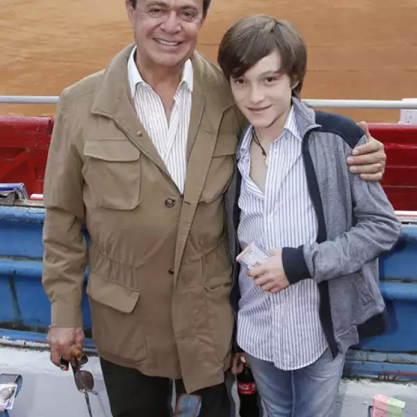 Carlos Peralta asistió con su hijo Nicolás a la tercera corrida de la Temporada Grande en la Plaza de Toros México.