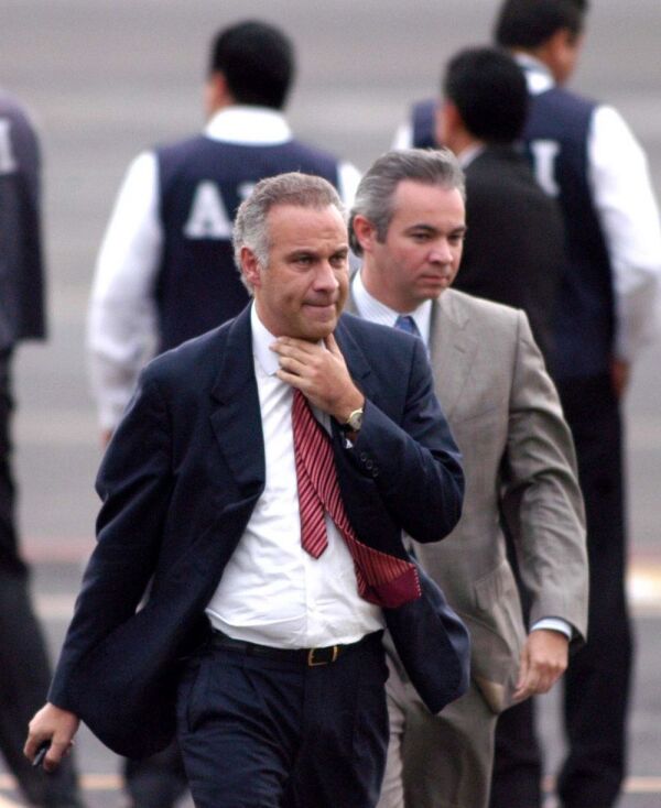 México D.F 28 Abril 2004.-
Juan Collado abogado del empresario Carlos Ahumada llega al hangar de la PGR para respaldar a su cliente en el proceso legal.
FOTO:Germán Romero/CUARTOSCURO.COM