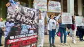Un grupo de trabajadores sindicalizados del IMSS protesta afuera de las oficias centrales del Instituto en Paseo de la Reforma, en Ciudad de México, con cárteles que exigen salario justo, el 10 de octubre de 2026.