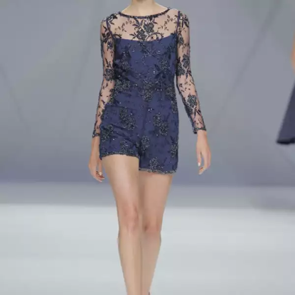 La pedrería bordada a mano hace referencia a las noches estrelladas en el desierto.