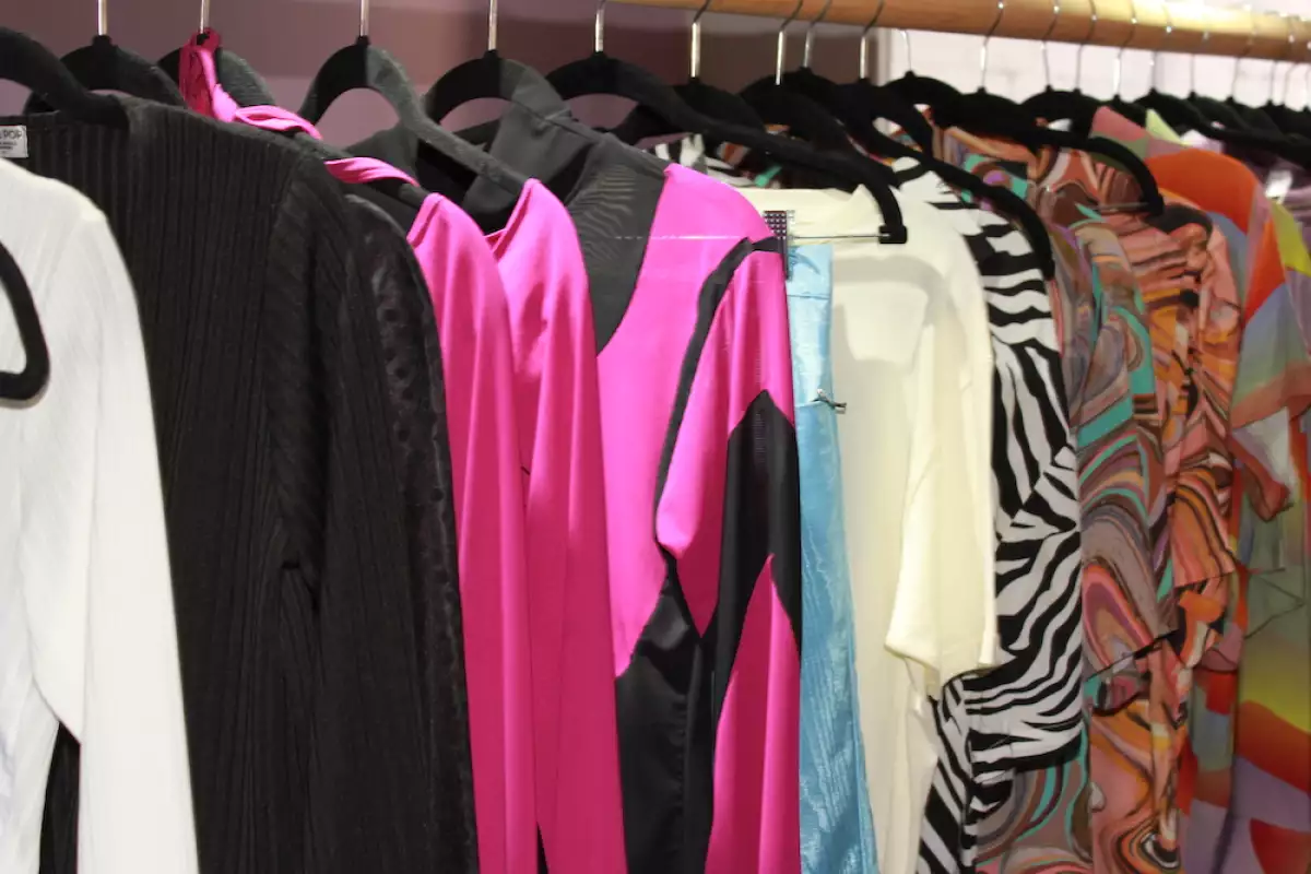 rack con ropa de diseño mexicano en la tienda Safe Place. 