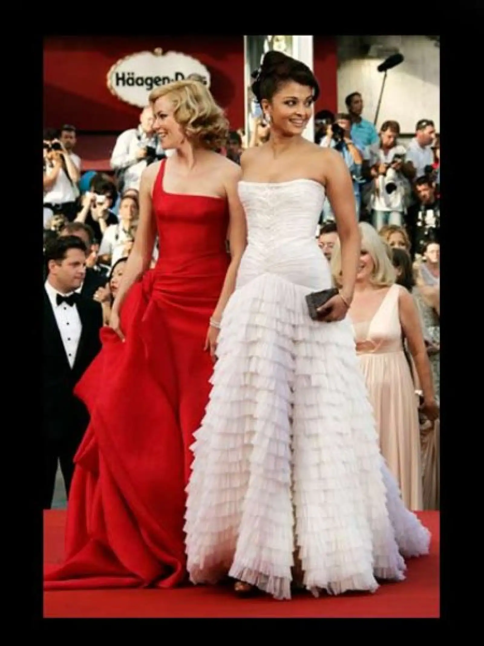 La actriz de Estados Unidos Elizabeth Banks, junto con Aishwarya Rai, de la India.