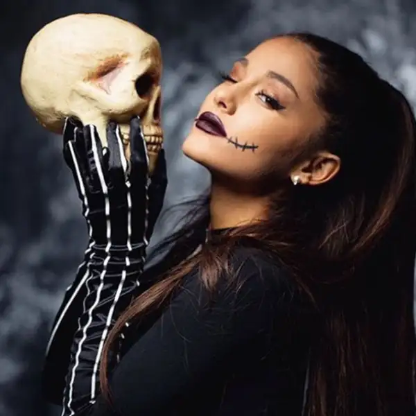 Ariana Grande decidió ponerse filosófica, y dijo que con este disfraz podría decir quotes de Shakespeare.
