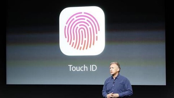 Apple también presentó su modelo de gama alta, el 5S, un dispositivo que tendrá reconocimiento de huella dactilar (Touch ID). El vicepresidente de marketing, Philip Schiller, muestra esta función.
