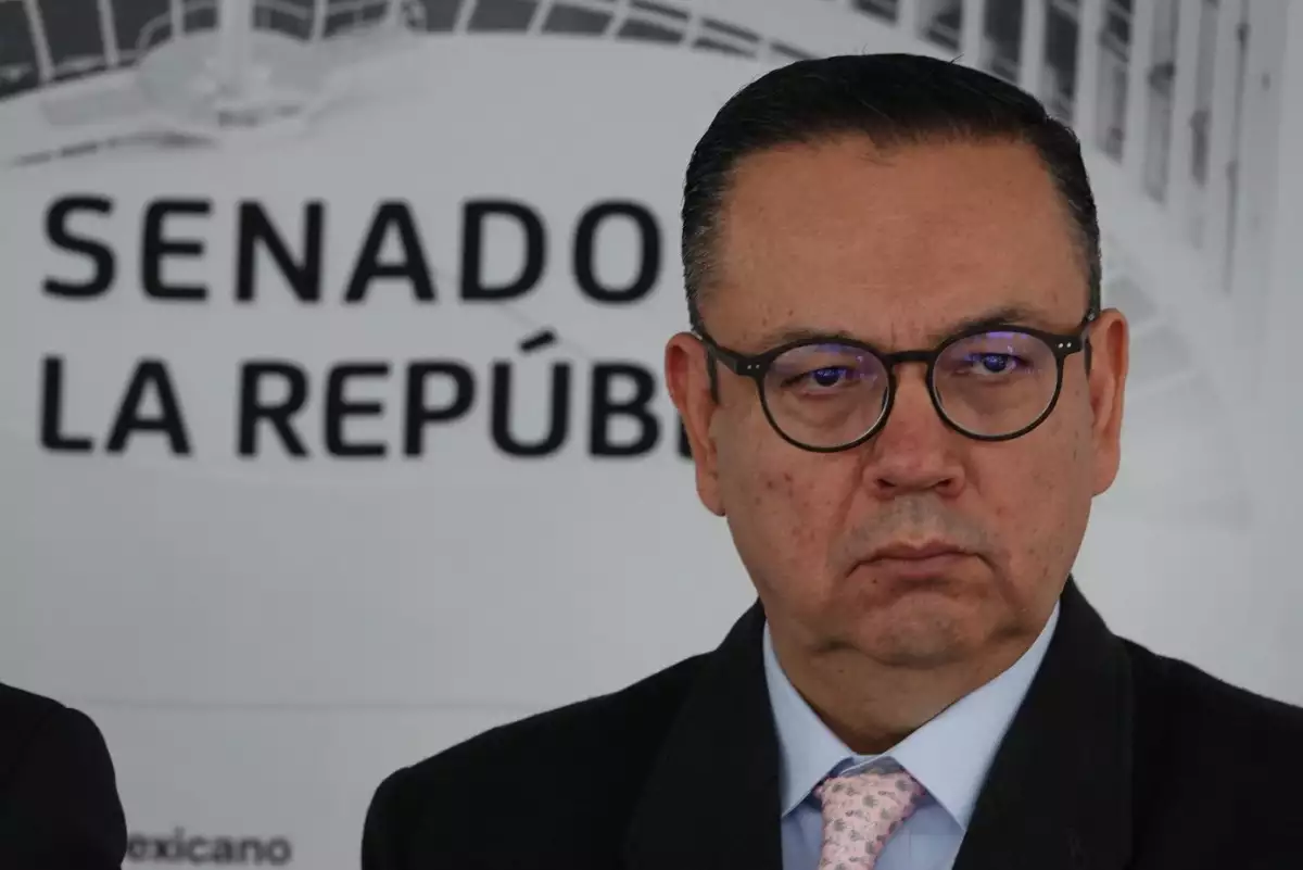 El senador Germán Martínez, integrante del Grupo Plural, durante una conferencia de prensa en el Patio del Federalismo
