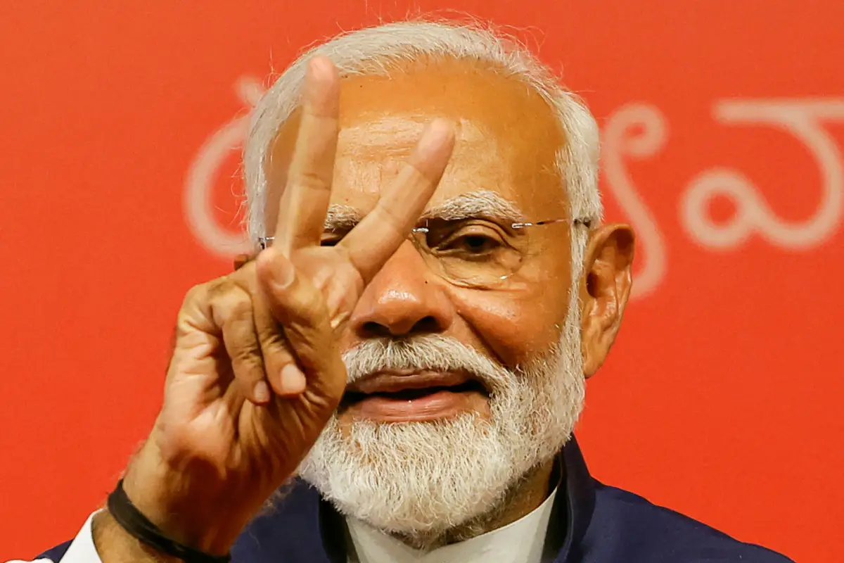 El primer ministro de India, Narendra Modi, saluda en el Partido Bharatiya Janata (BJP) en Nueva Delhi, India. 