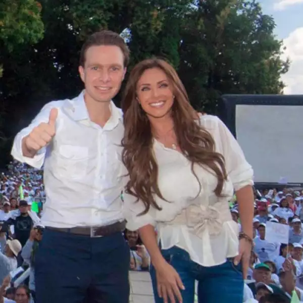 Algunos de sus tuits fueron: `¡Me la pasé increíble hoy! ¡Enamorada de Chiapas!´,` ¡Manuel Velasco y @ctoledoz, los quiero! ¡Y quiero regresar ya!´. Los rumores crecieron cuando ella escribió: `Cuánto te quiero´.