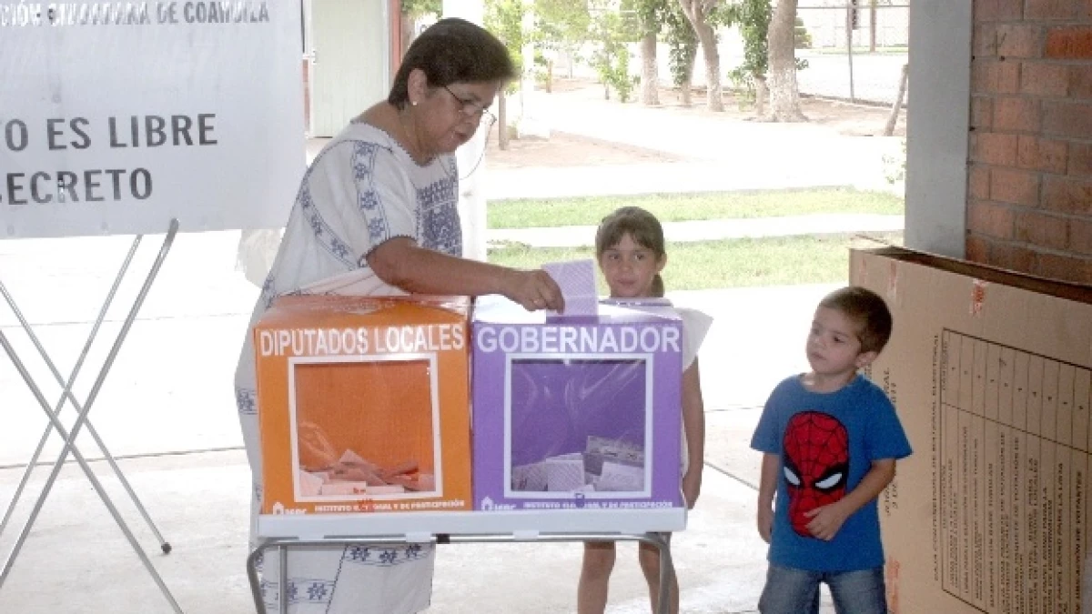 Una madre emite su voto en Coahuila