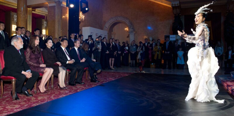 En Lancaster House la Sociedad de Teatro de Londres ofreció un performance rindiendo homenaje a China.
