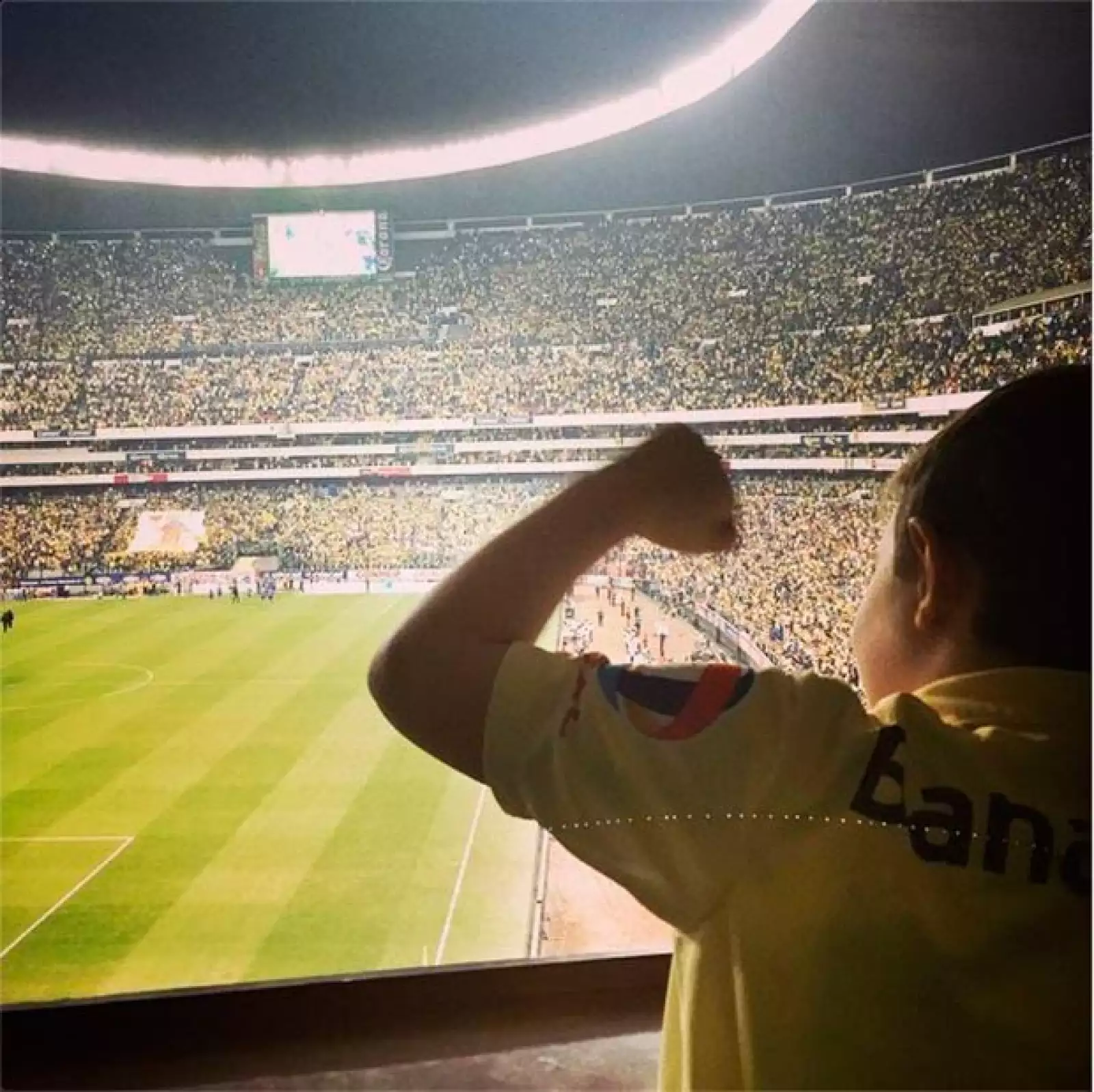 El actor Sebastián Rulli compartió esta fotografía de la emoción de su hijo junto al texto:  El primer día que Santi va a ver un partido de su equipo! El mejor Día de un Americanista de Hueso Colorado!