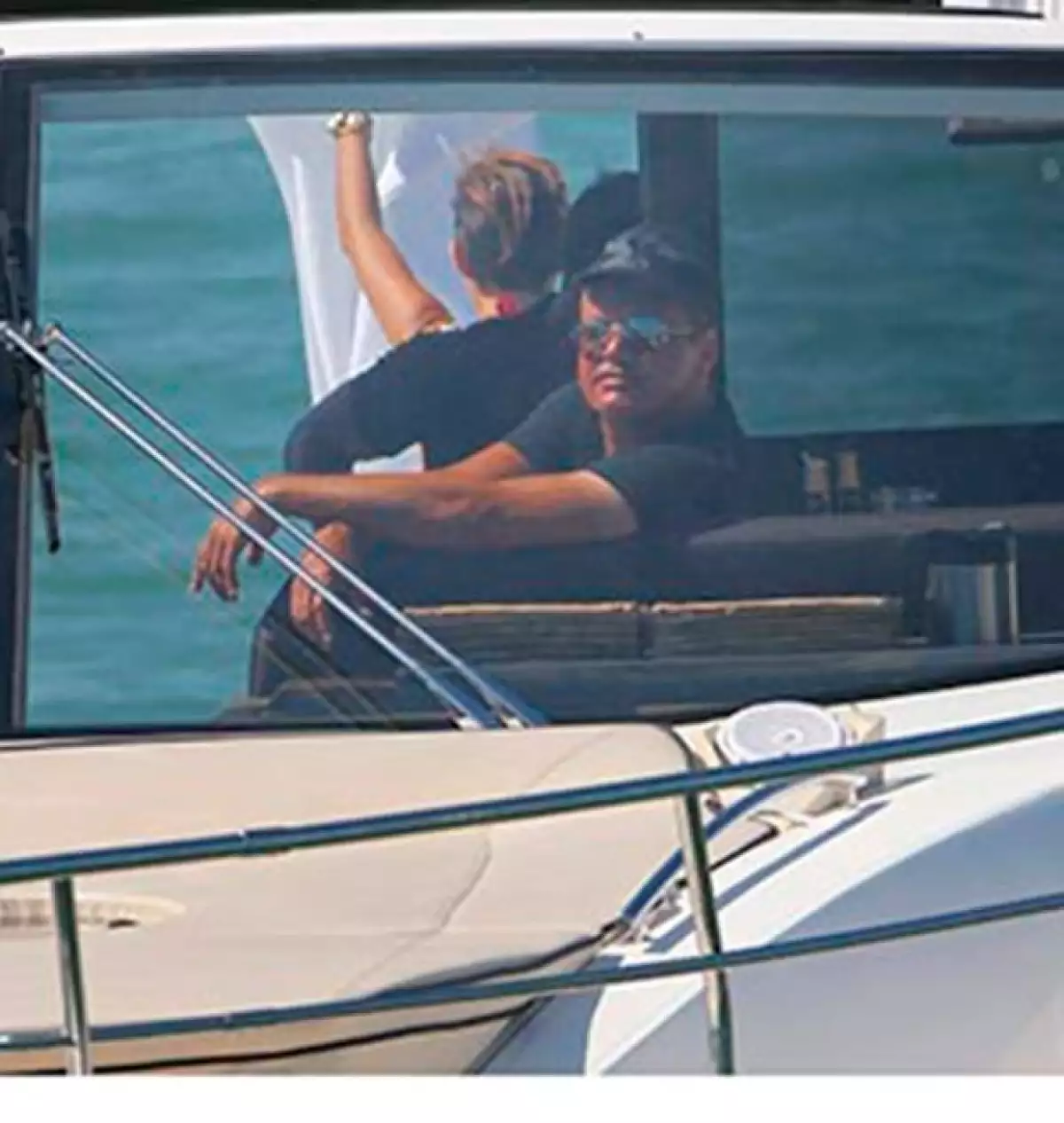 El cantante mexicano fue visto tomando el sol y bebiendo champaña junto a un pequeño grupo de amigos en Miami.