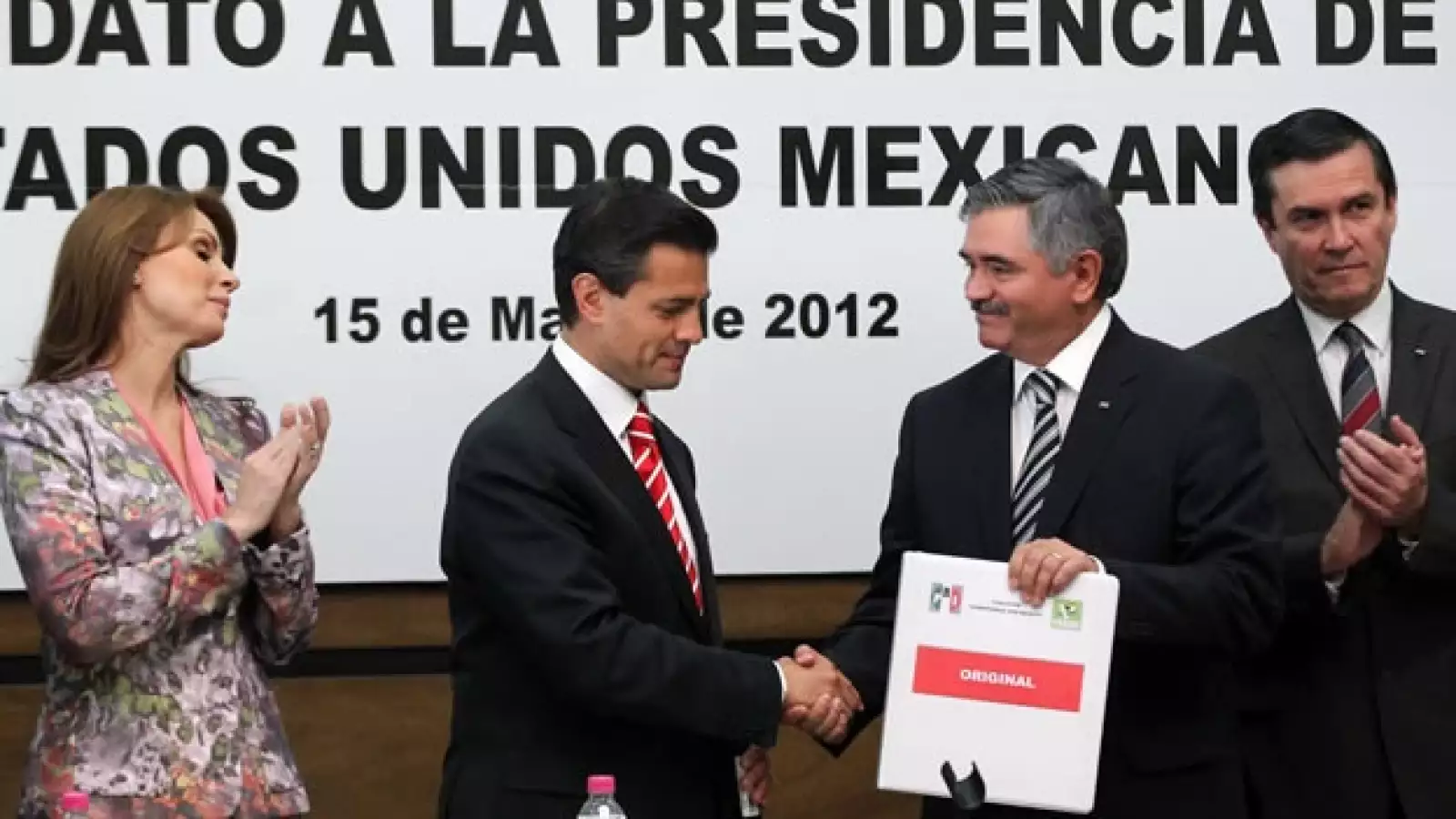 Peña Nieto se registra ante el IFE 