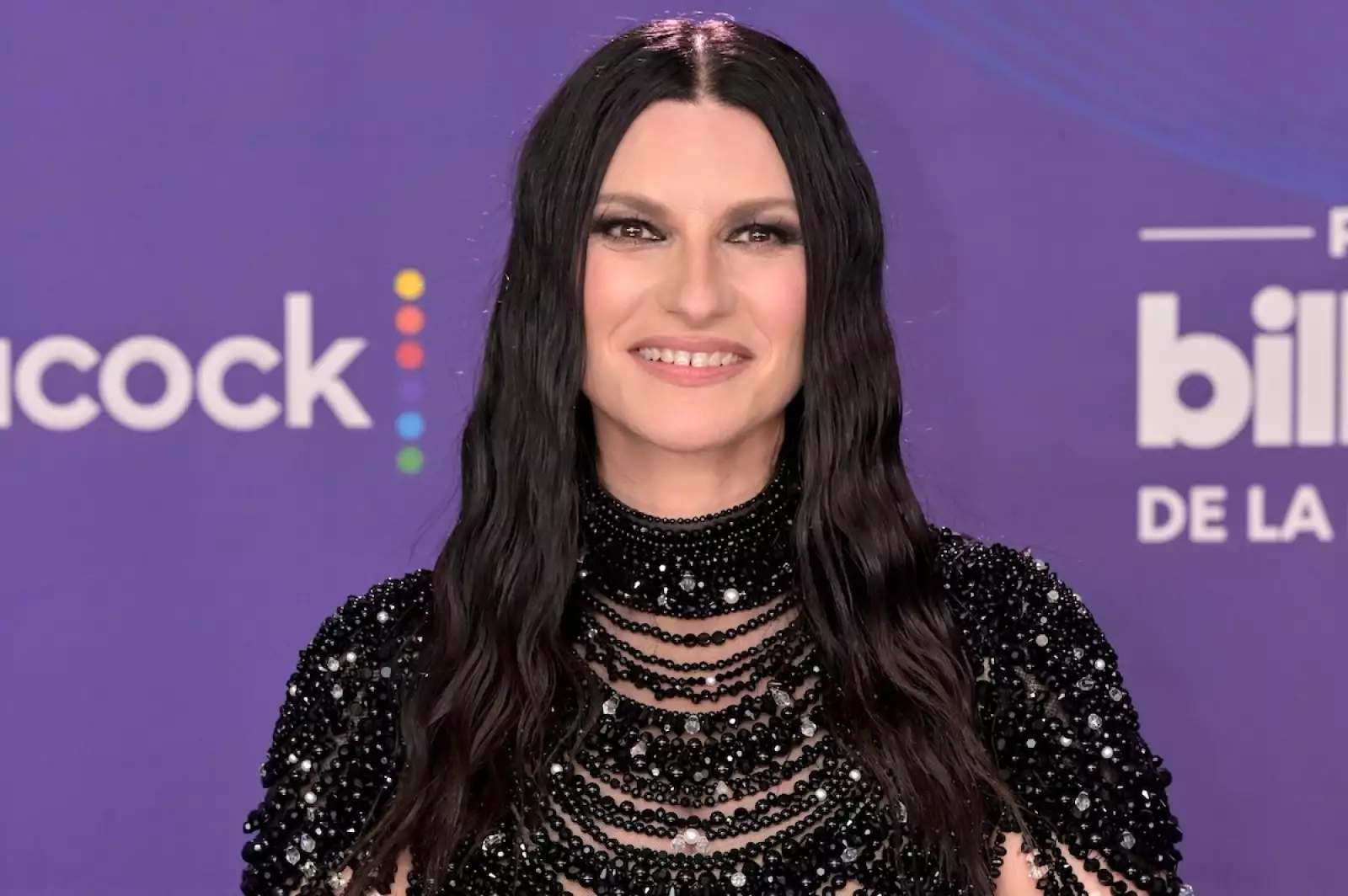 Laura Pausini lleva el último vestido que le diseñó Giorgio Armani a los Premios Billboard de la música latina