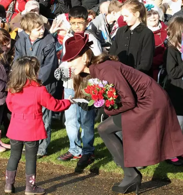 Kate Middleton recibió flores de varios niños.
