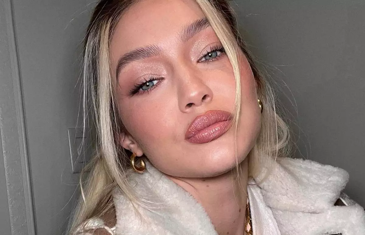 PATRICK TA-highlighter-iluminador-maquillaje-sombras-parpados-lipstick-lip look-labios-look-makeup-tiktok.jpg