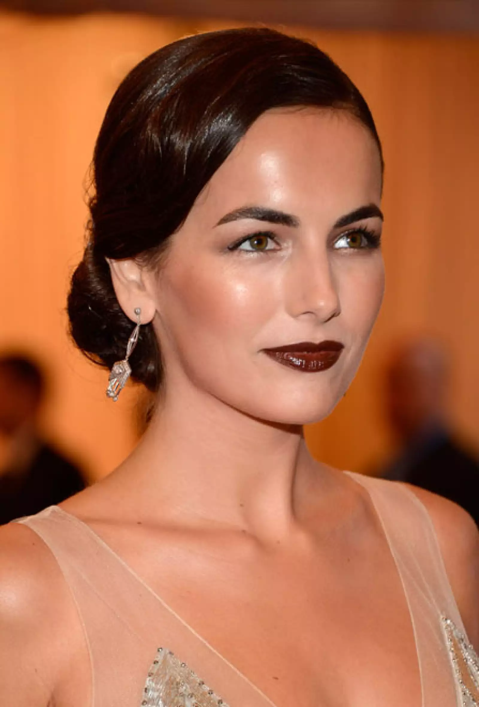 Camilla experimentó un tono intenso el cual lució increíble en una noche de gala.