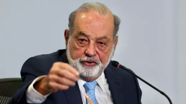Carlos Slim critica a IFT y gobiernos por frenar TV de paga de Telmex